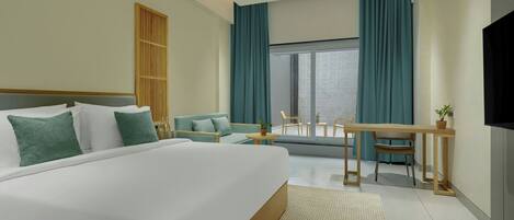 Habitación de hotel con una cama grande, zona de estar con mesa y sillas, televisor y ventana con cortinas.