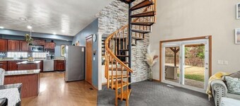 5 bed / 4.5 bath, large entertaining luxury home w/reservoir access nearby