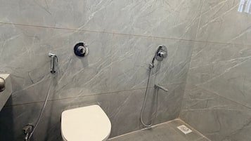 Suite | Kamar mandi | Pancuran hujan, perlengkapan mandi gratis, pengering rambut, dan sandal