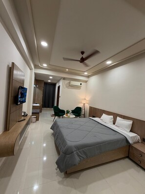 Free WiFi, bed sheets - Carnival Inn (Sangamner)