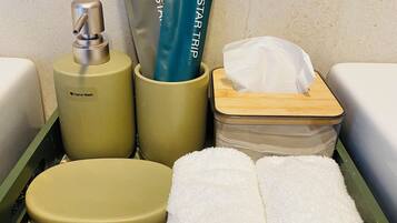 Shower, hair dryer, bidet, towels
