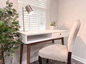 A desk with a lamp, a chair, and a potted plant. - Central Arlington Gem Near AT&T Stadium & Texas Live 2BR (Arlington)