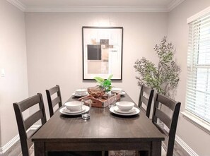 Dining - Central Arlington Gem Near AT&T Stadium & Texas Live 2BR (Arlington)