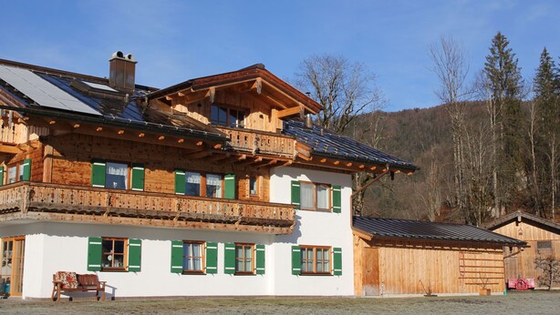 Un immeuble en bois à plusieurs étages, doté de balcons, de grandes fenêtres et d’un toit en pente.