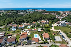 An aerial view of a residential area with houses, a swimming pool, and a road. - Villa Casa Rita (100601-K1) - Porec (Porec)