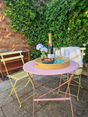 Outdoor dining - Cosy Cottage near Shakespeare's birthplace (Stratford-upon-Avon)