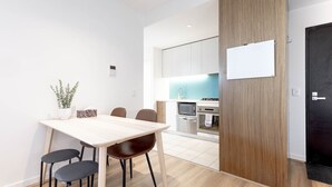 Una cocina moderna con gabinetes blancos, un microondas y una estufa.