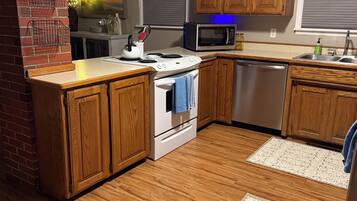 Coffee/tea maker, fridge, microwave, oven