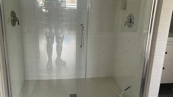 Een douche, een haardroger, handdoeken, zeep