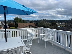 Outdoor dining - Tranquil 2-bedroom house in wonderful Coos Bay perfect for relaxing (Coos Bay)