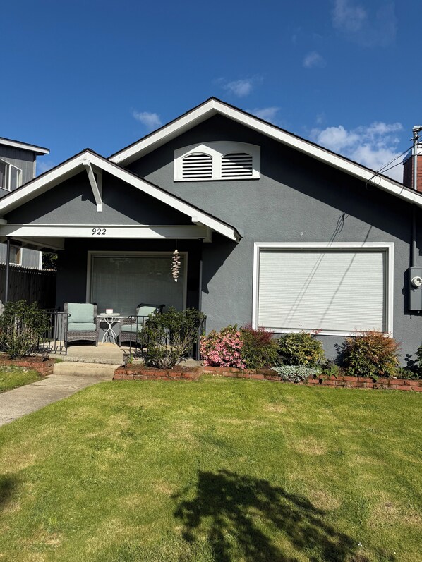 Exterior - Tranquil 2-bedroom house in wonderful Coos Bay perfect for relaxing (Coos Bay)