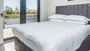 2 bedrooms, WiFi (free), bed sheets