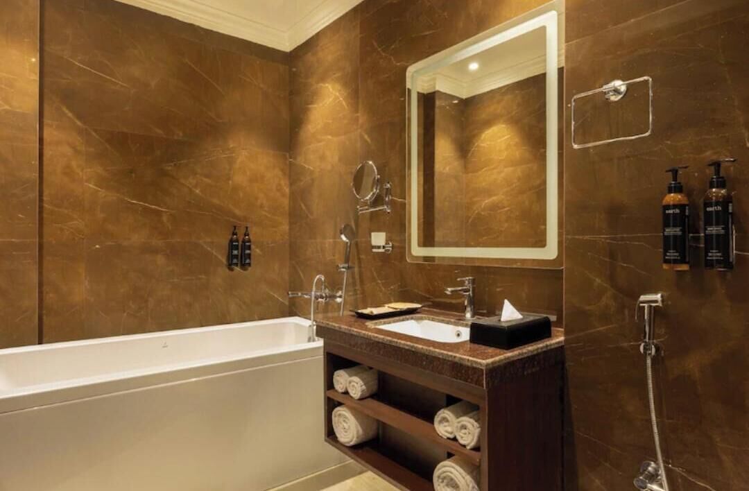 Luxury Suite, Non Smoking, Hill View | Bathroom