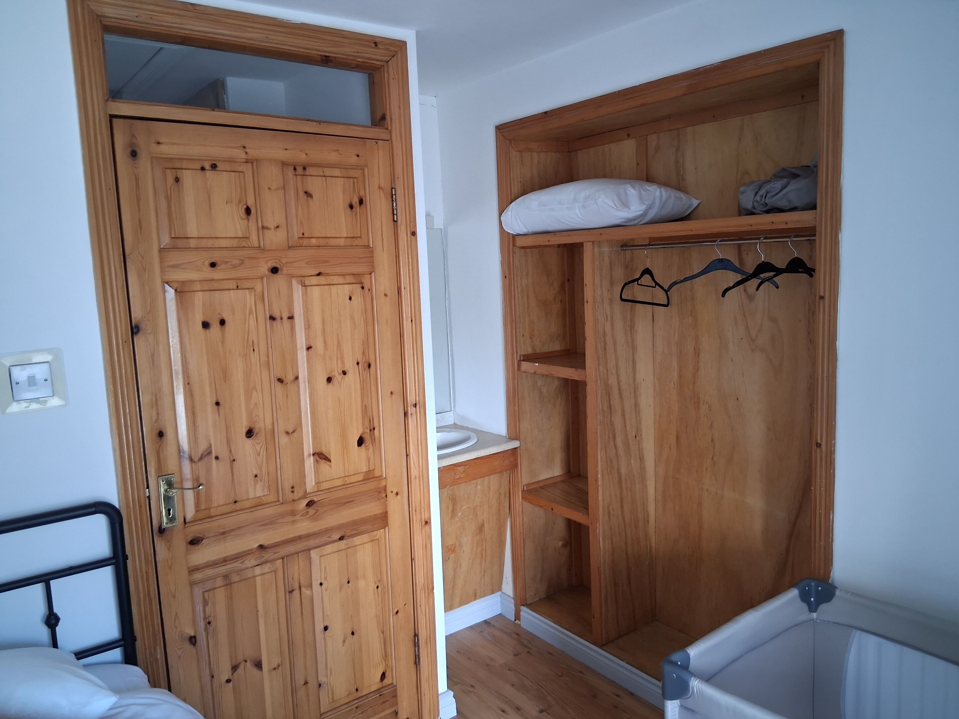 4 bedrooms, desk, travel cot, free WiFi