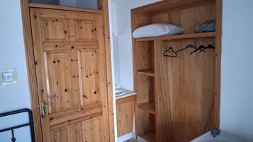 4 bedrooms, desk, travel cot, free WiFi