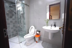 Deluxe Room, 1 King Bed with Sofa bed, Balcony, Courtyard View | Bathroom - Le Haus (Tan Dinh)