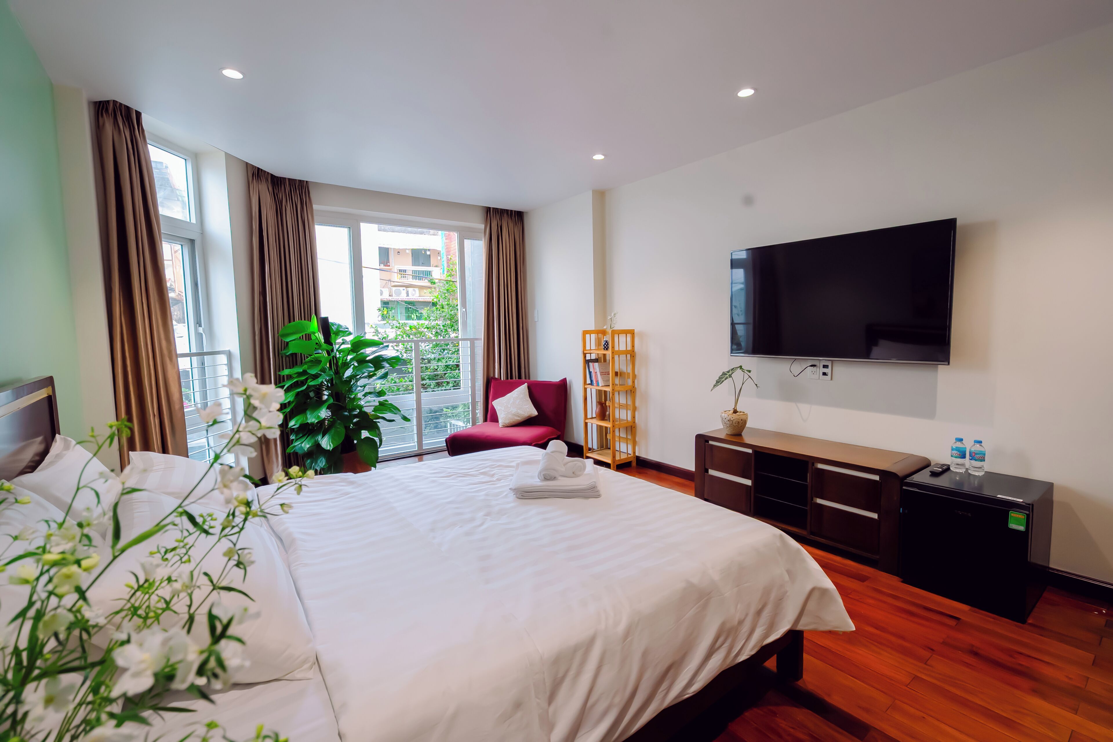 Phòng Deluxe, 1 giường cỡ king và sofa giường, ban công, quang cảnh sân vườn | Bàn ủi/dụng cụ ủi quần áo, truy cập Internet không dây miễn phí 