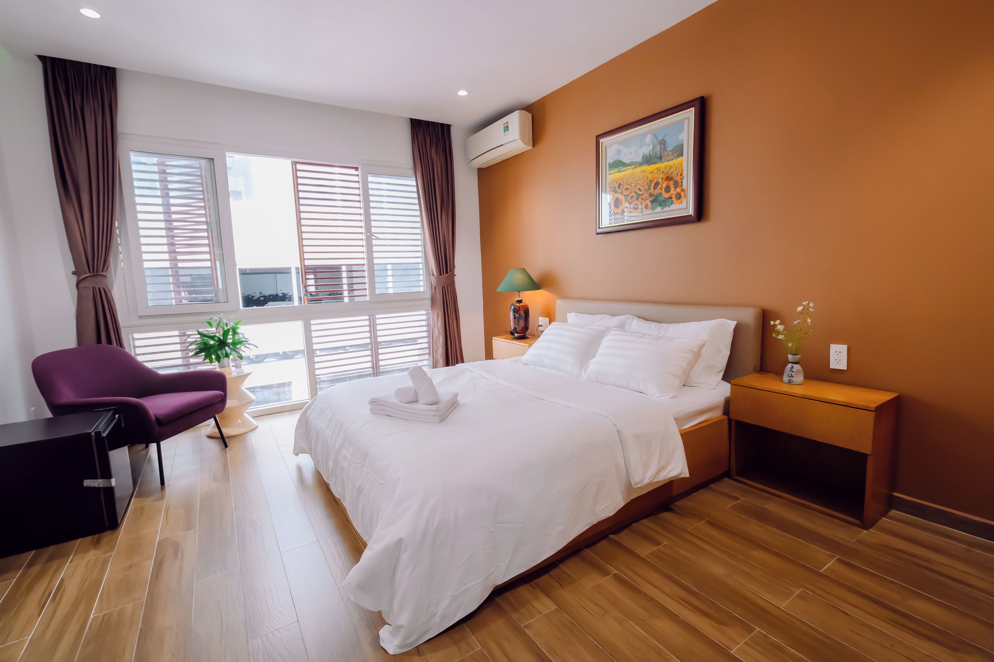 Economy Room, 1 Queen Bed, Private Bathroom, Garden View | Iron/ironing board, free WiFi, bed sheets
