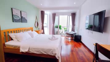 Habitación Deluxe, 1 cama King size y sofá cama, balcón, vista al patio | Tabla de planchar con plancha, wifi gratis y ropa de cama