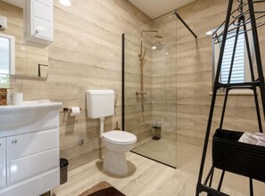 Villa (Villa with mountain view) | Badezimmer