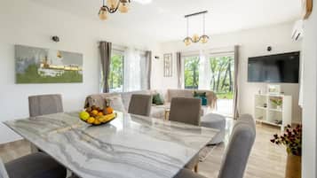 Villa (Villa with mountain view) | Living room | 32-inch flat-screen TV with cable channels