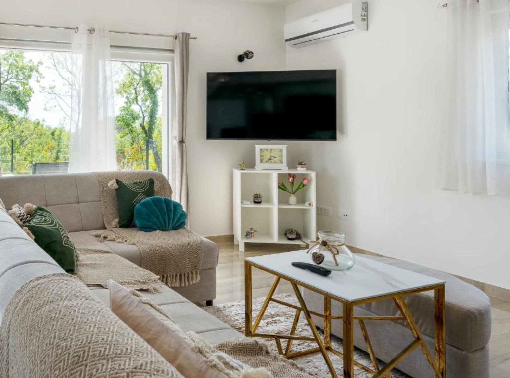 Villa (Villa with mountain view) | Living room | 32-inch flat-screen TV with cable channels