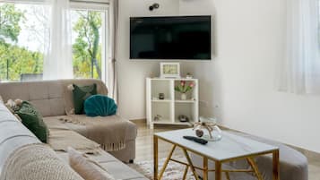 Villa (Villa with mountain view) | Living room | 32-inch flat-screen TV with cable channels