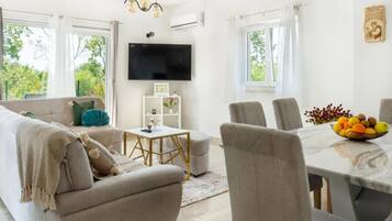 Villa (Villa with mountain view) | Living room | 32-inch flat-screen TV with cable channels