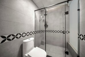 Kostenlose Toilettenartikel, Haartrockner, Bademäntel, Seife