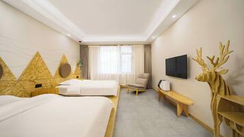 Habitación de hotel con dos camas, una silla, un banco, un televisor y una cabeza de venado decorativa.