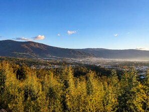Un paisaje montañoso con un pueblo en el valle.