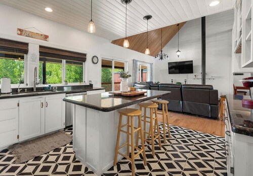 Lakeside Retreat- Charming 5 Bedroom, with Kayaks!