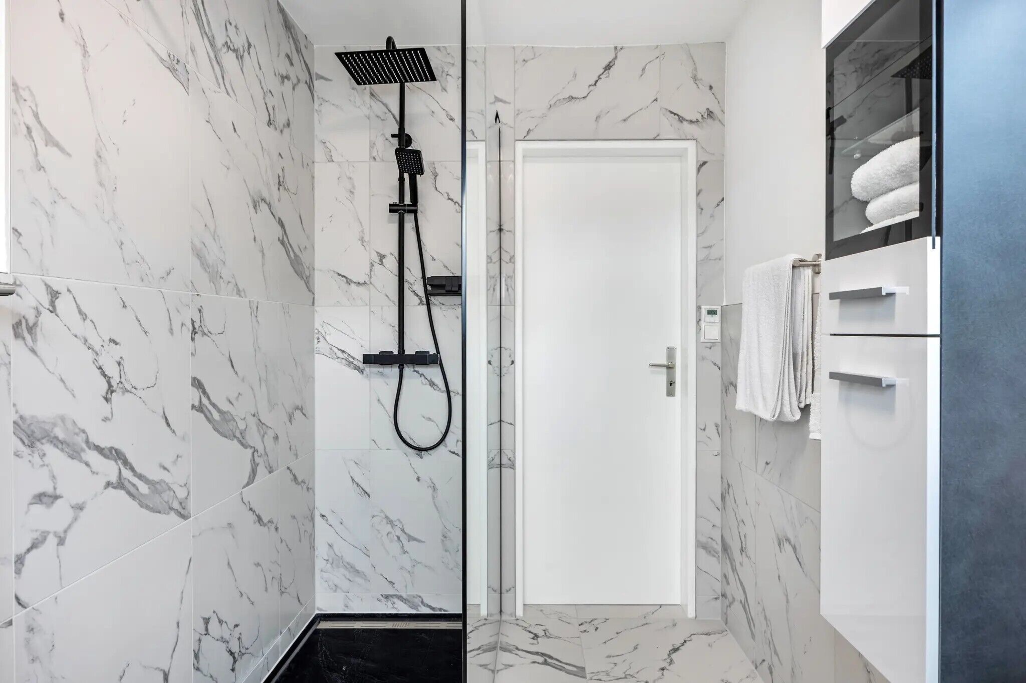 Douche, sèche-cheveux, serviettes fournies