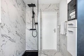 Douche, sèche-cheveux, serviettes fournies