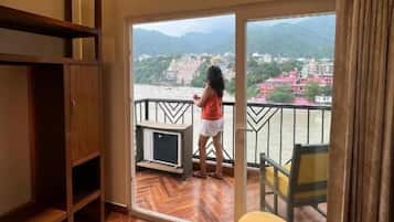 Deluxe Shared Dormitory, Lake View | Interior