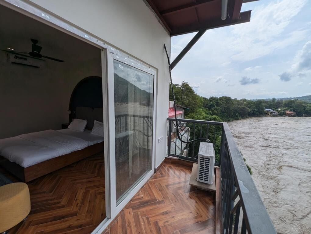 Superior Double Room, Lake View | Property grounds