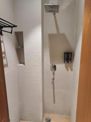 Deluxe-yhteismajoitus, järvinäköala | Kylpyhuone | Ilmaiset hygieniatuotteet, pyyhkeet, sampoo, vessapaperi