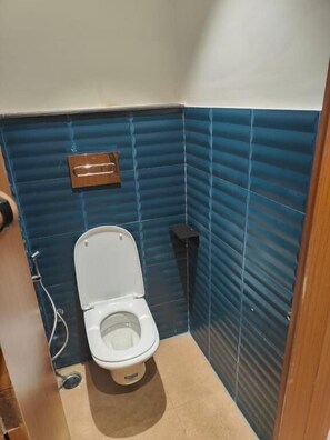 Bathroom - joey's by the ganges (Rishikesh)