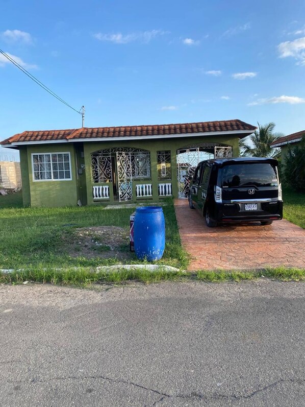 Property grounds - TJ Guest House - Jamaica (Spanish Town)