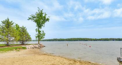 5 Houses to Elizabeth Lake! Family Getaway w/ Yard