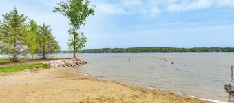 5 Houses to Elizabeth Lake! Family Getaway w/ Yard