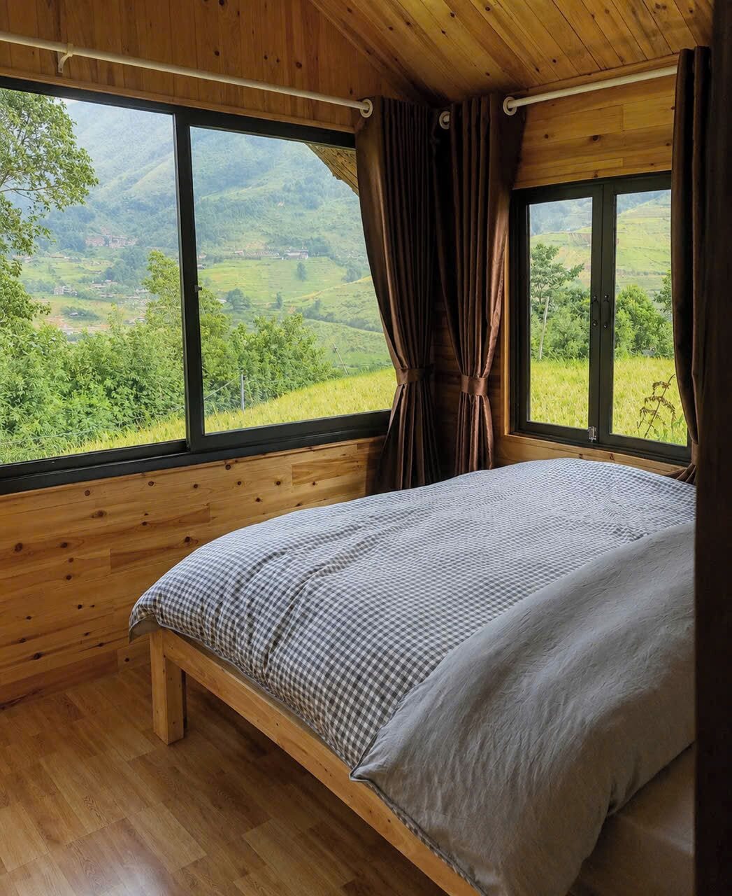 Deluxe Double Room, Mountain View | Desk, blackout drapes, iron/ironing board, free WiFi