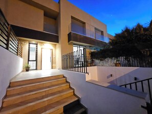 Exterior - Luxurious 7-Bedroom Villa in La Marsa, Tunisia - Modern Comfort & Elegance (La Marsa)