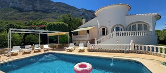 Villa with private pool and garden, sea and Montgo view