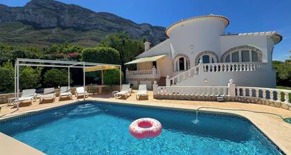 Villa with private pool and garden, sea and Montgo view