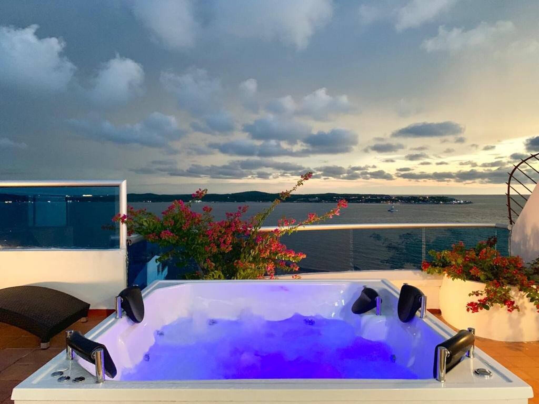 Outdoor spa tub