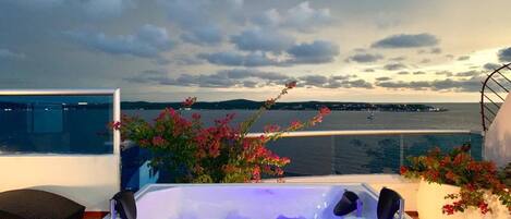 Outdoor spa tub