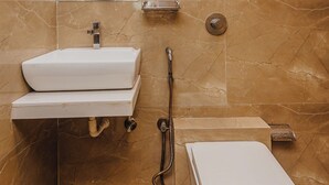 Kylpyhuone, jossa on valkoinen pesuallas, wc ja suihku.