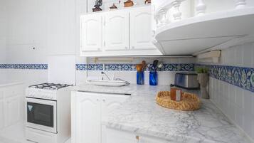 Frigorifero, microonde, forno, piano cottura