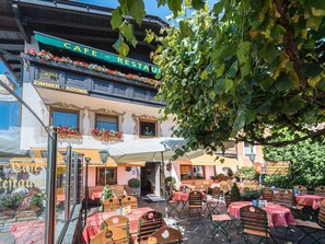Outdoor dining - Double room, shower or bath, WC - Gasthof Klausen (Pill)